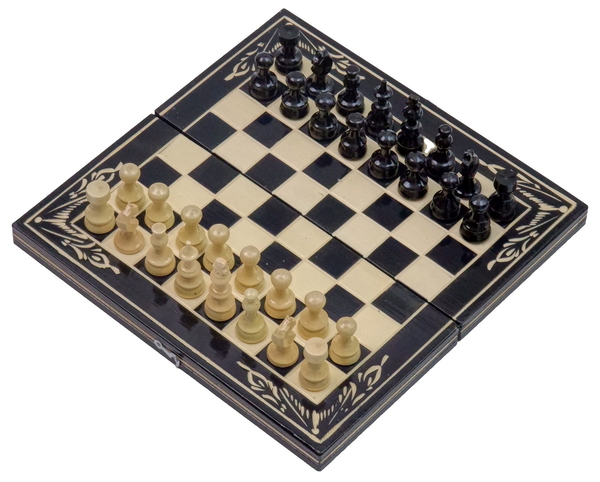 Joc de Șah și Table Marca din România ROmde™ din Lemn Natural de Fag Lucrat Autentic de Mână cu Unelte Tradiționale – Mai Multe Dimensiuni și Culori dintre Care Se Poate Alege - 26x26 cm, Negru cu Alb - Image 1