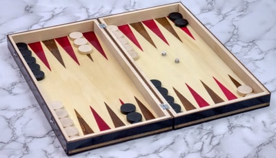 Set de Table și Dame 100% din România din Lemn Natural de Fag Lucrat cu Mâna Liberă, 44×44 cm, Negru cu Alb