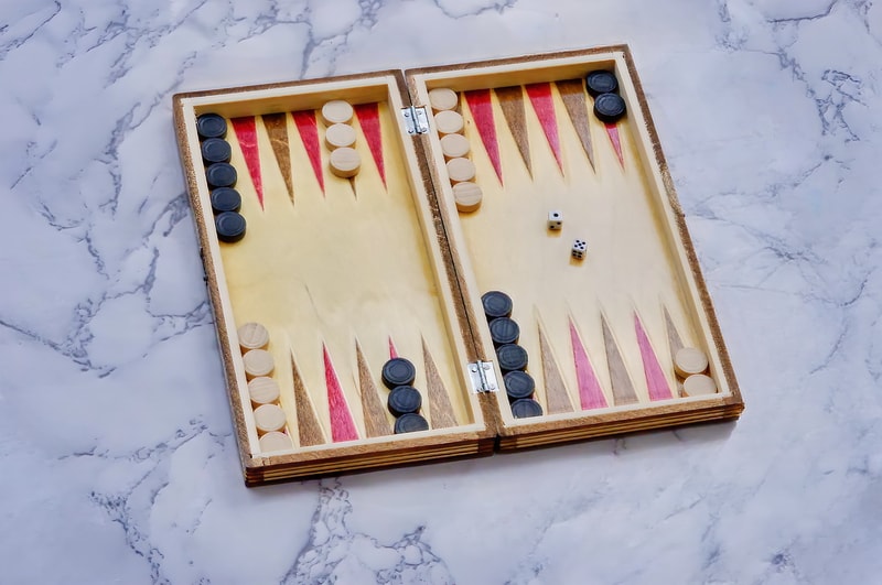 Joc de Șah și Table Marca din România ROmde™ din Lemn Natural de Fag Lucrat Autentic de Mână cu Unelte Tradiționale – Mai Multe Dimensiuni și Culori dintre Care Se Poate Alege - 26x26 cm, Maro cu Alb - Image 3