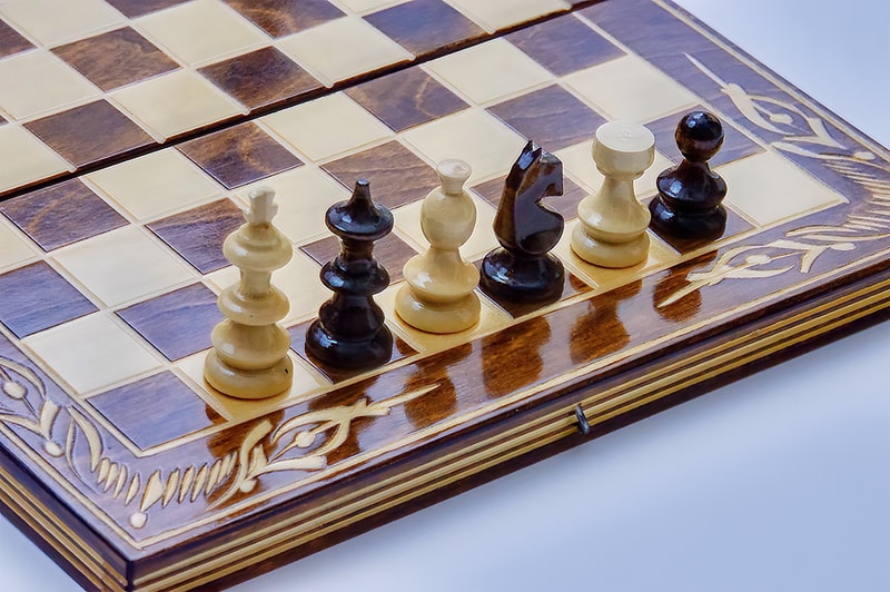 Joc de Șah și Table Marca din România ROmde™ din Lemn Natural de Fag Lucrat Autentic de Mână cu Unelte Tradiționale – Mai Multe Dimensiuni și Culori dintre Care Se Poate Alege - 26x26 cm, Maro cu Alb - Image 4