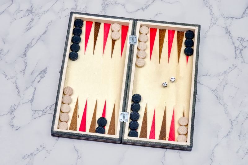 Joc de Șah și Table Marca din România ROmde™ din Lemn Natural de Fag Lucrat Autentic de Mână cu Unelte Tradiționale – Mai Multe Dimensiuni și Culori dintre Care Se Poate Alege - 26x26 cm, Negru cu Alb - Image 3