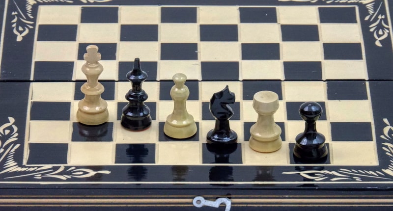 Joc de Șah și Table Marca din România ROmde™ din Lemn Natural de Fag Lucrat Autentic de Mână cu Unelte Tradiționale – Mai Multe Dimensiuni și Culori dintre Care Se Poate Alege - 26x26 cm, Negru cu Alb - Image 4