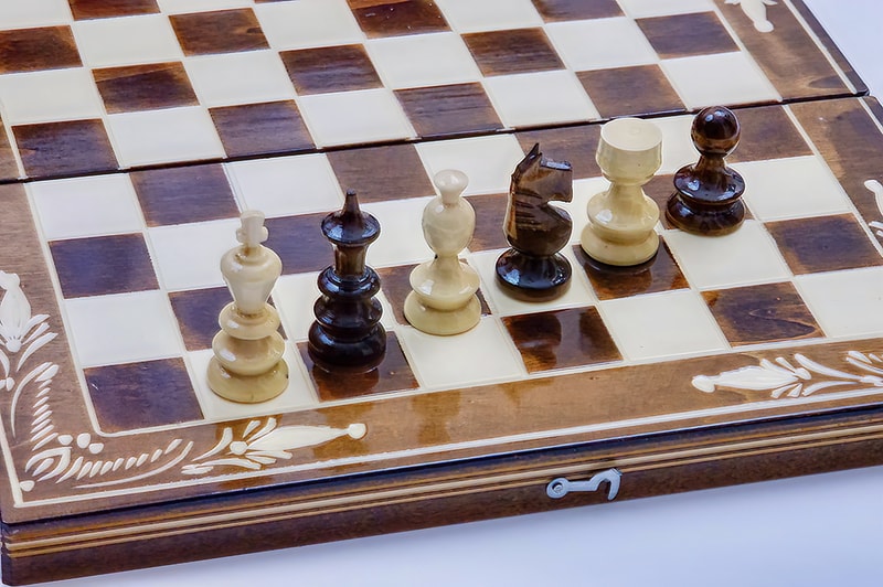 Joc de Șah și Table Marca din România ROmde™ din Lemn Natural de Fag Lucrat Autentic de Mână cu Unelte Tradiționale – Mai Multe Dimensiuni și Culori dintre Care Se Poate Alege - 32x32 cm, Maro cu Alb - Image 4