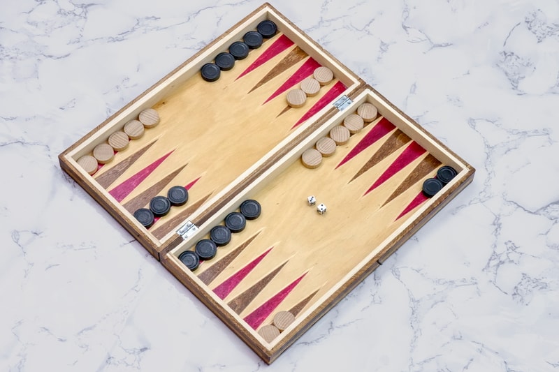 Joc de Șah și Table Marca din România ROmde™ din Lemn Natural de Fag Lucrat Autentic de Mână cu Unelte Tradiționale – Mai Multe Dimensiuni și Culori dintre Care Se Poate Alege - Numerotat, 32x32 cm, Maro cu Alb - Image 2