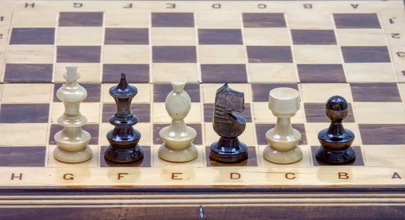 Joc de Șah și Table Marca din România ROmde™ din Lemn Natural de Fag Lucrat Autentic de Mână cu Unelte Tradiționale – Mai Multe Dimensiuni și Culori dintre Care Se Poate Alege - Numerotat, 32x32 cm, Maro cu Alb - Image 3