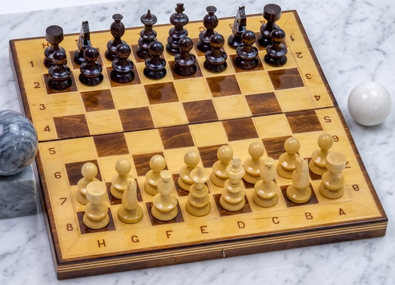 Joc de Șah și Table Marca din România ROmde™ din Lemn Natural de Fag Lucrat Autentic de Mână cu Unelte Tradiționale – Mai Multe Dimensiuni și Culori dintre Care Se Poate Alege - Numerotat, 32x32 cm, Maro cu Alb - Image 2