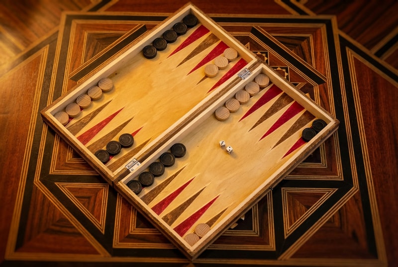 Joc de Șah și Table Marca din România ROmde™ din Lemn Natural de Fag Lucrat Autentic de Mână cu Unelte Tradiționale – Mai Multe Dimensiuni și Culori dintre Care Se Poate Alege - Numerotat, 32x32 cm, Maro cu Alb - Image 3