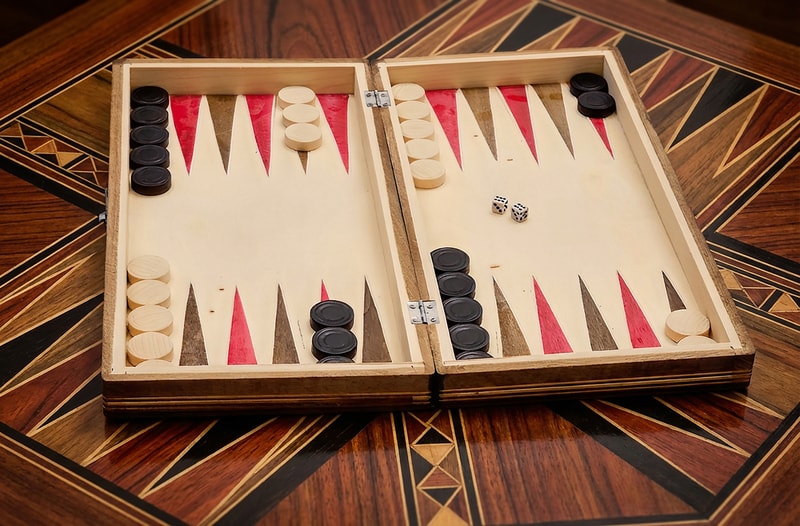 Joc de Șah și Table Marca din România ROmde™ din Lemn Natural de Fag Lucrat Autentic de Mână cu Unelte Tradiționale – Mai Multe Dimensiuni și Culori dintre Care Se Poate Alege - 32x32 cm, Maro cu Alb - Image 3