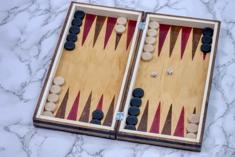 Joc de Șah și Table Marca din România ROmde™ din Lemn Natural de Fag Lucrat Autentic de Mână cu Unelte Tradiționale – Mai Multe Dimensiuni și Culori dintre Care Se Poate Alege - 32x32 cm, Negru cu Alb - Image 3