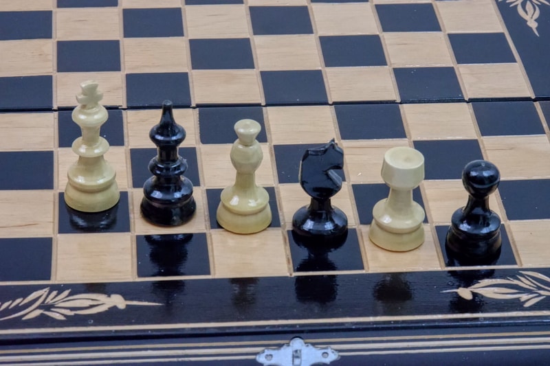 Joc de Șah și Table Marca din România ROmde™ din Lemn Natural de Fag Lucrat Autentic de Mână cu Unelte Tradiționale – Mai Multe Dimensiuni și Culori dintre Care Se Poate Alege - 32x32 cm, Negru cu Alb - Image 4