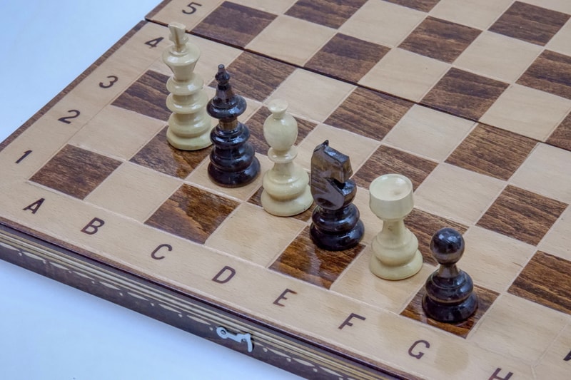 Joc de Șah și Table Marca din România ROmde™ din Lemn Natural de Fag Lucrat Autentic de Mână cu Unelte Tradiționale – Mai Multe Dimensiuni și Culori dintre Care Se Poate Alege - Numerotat, 38x38 cm, Maro cu Alb - Image 3