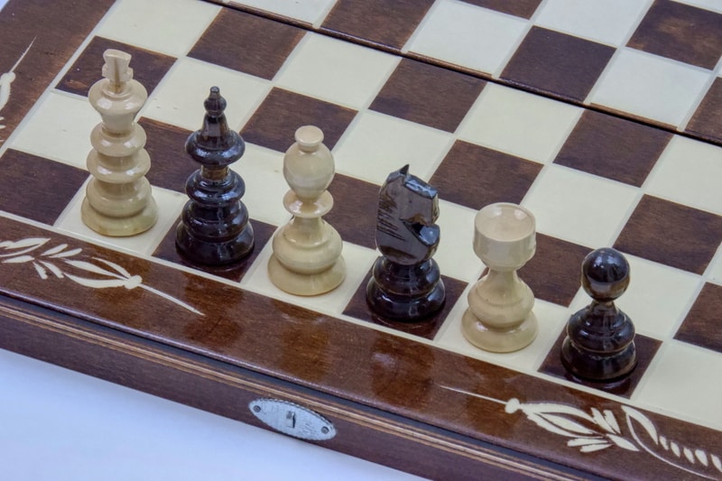 Joc de Șah și Table Marca din România ROmde™ din Lemn Natural de Fag Lucrat Autentic de Mână cu Unelte Tradiționale – Mai Multe Dimensiuni și Culori dintre Care Se Poate Alege - 38x38 cm, Maro cu Alb - Image 4