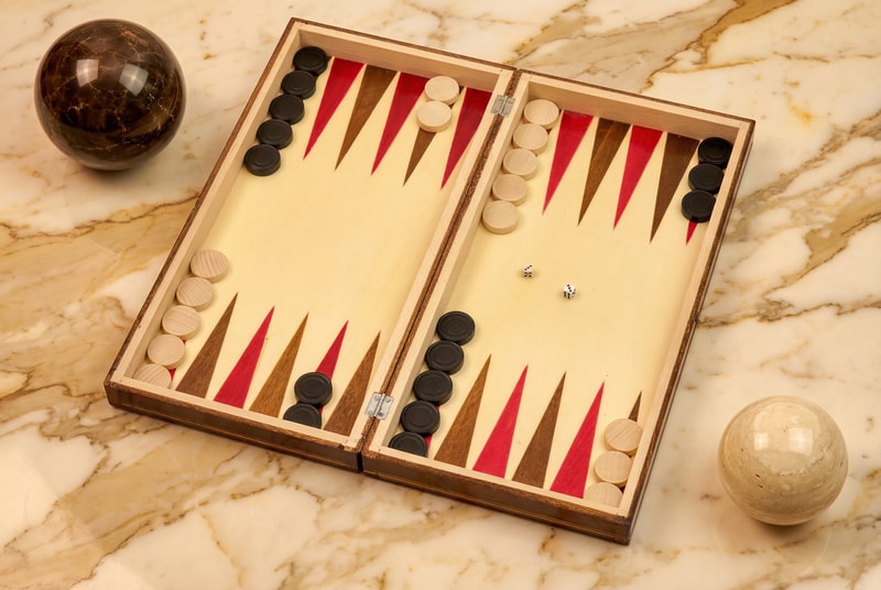 Joc de Șah și Table Marca din România ROmde™ din Lemn Natural de Fag Lucrat Autentic de Mână cu Unelte Tradiționale – Mai Multe Dimensiuni și Culori dintre Care Se Poate Alege - 38x38 cm, Maro cu Alb - Image 3