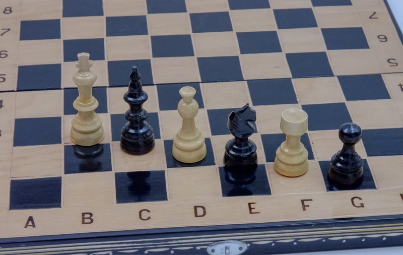 Joc de Șah și Table Marca din România ROmde™ din Lemn Natural de Fag Lucrat Autentic de Mână cu Unelte Tradiționale – Mai Multe Dimensiuni și Culori dintre Care Se Poate Alege - Numerotat, 38x38 cm, Negru cu Alb - Image 3