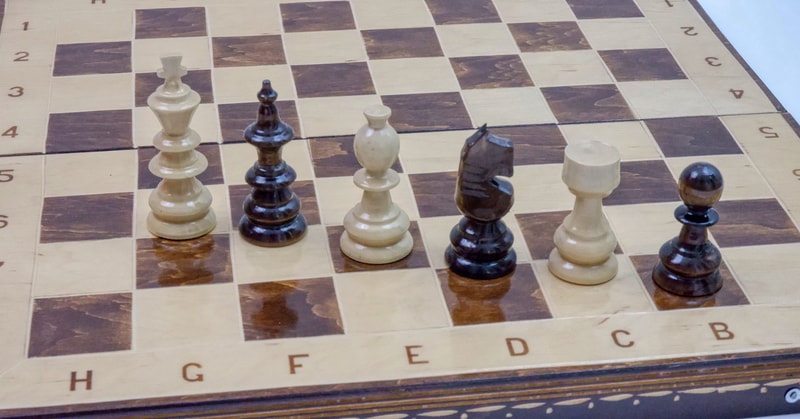 Joc de Șah și Table Marca din România ROmde™ din Lemn Natural de Fag Lucrat Autentic de Mână cu Unelte Tradiționale – Mai Multe Dimensiuni și Culori dintre Care Se Poate Alege - Numerotat, 44x44 cm, Maro cu Alb - Image 3