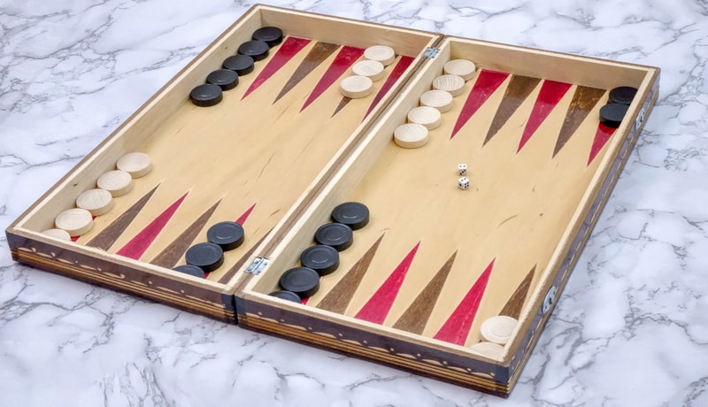 Joc de Șah și Table Marca din România ROmde™ din Lemn Natural de Fag Lucrat Autentic de Mână cu Unelte Tradiționale – Mai Multe Dimensiuni și Culori dintre Care Se Poate Alege - Numerotat, 44x44 cm, Maro cu Alb - Image 2