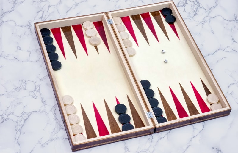 Joc de Șah și Table Marca din România ROmde™ din Lemn Natural de Fag Lucrat Autentic de Mână cu Unelte Tradiționale – Mai Multe Dimensiuni și Culori dintre Care Se Poate Alege - 44x44 cm, Maro cu Alb - Image 2