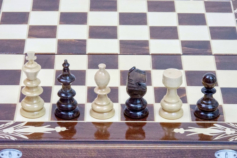 Joc de Șah și Table Marca din România ROmde™ din Lemn Natural de Fag Lucrat Autentic de Mână cu Unelte Tradiționale – Mai Multe Dimensiuni și Culori dintre Care Se Poate Alege - 44x44 cm, Maro cu Alb - Image 3