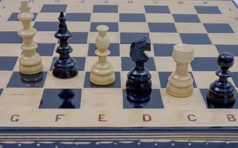 Joc de Șah și Table Marca din România ROmde™ din Lemn Natural de Fag Lucrat Autentic de Mână cu Unelte Tradiționale – Mai Multe Dimensiuni și Culori dintre Care Se Poate Alege - Numerotat, 44x44 cm, Negru cu Alb - Image 3