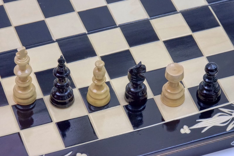 Joc de Șah și Table Marca din România ROmde™ din Lemn Natural de Fag Lucrat Autentic de Mână cu Unelte Tradiționale – Mai Multe Dimensiuni și Culori dintre Care Se Poate Alege - 44x44 cm, Negru cu Alb - Image 4