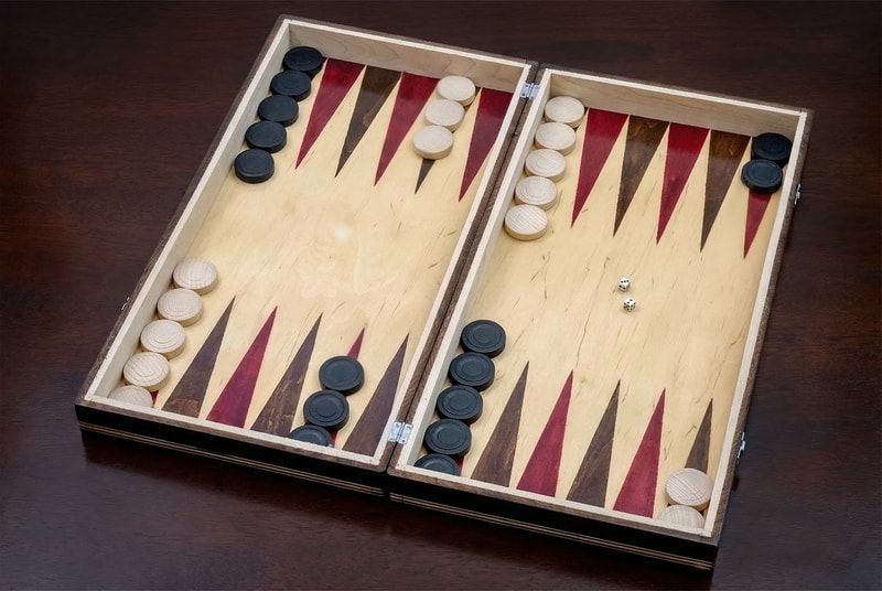 Set de Table și Dame 100% din România din Lemn Natural de Fag Lucrat cu Mâna Liberă, 50×50 cm, Negru cu Alb