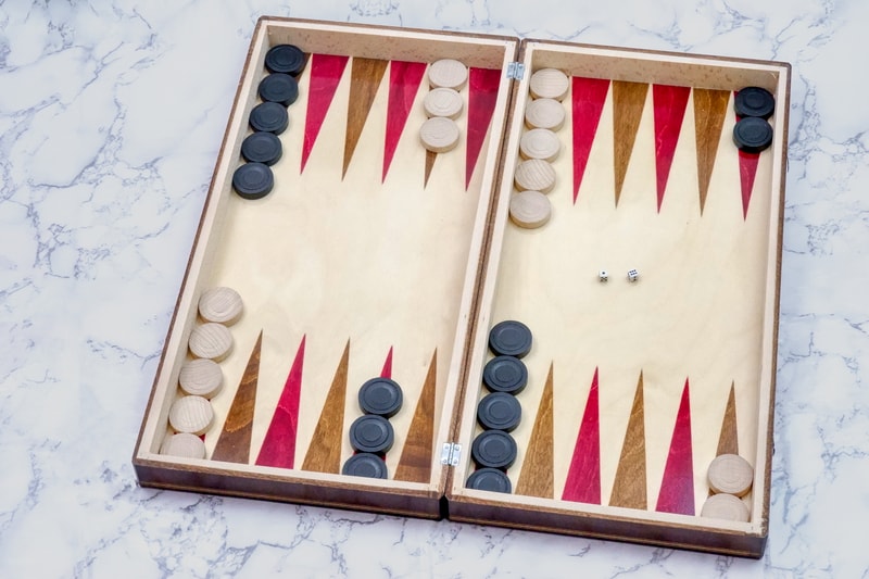 Joc de Șah și Table Marca din România ROmde™ din Lemn Natural de Fag Lucrat Autentic de Mână cu Unelte Tradiționale – Mai Multe Dimensiuni și Culori dintre Care Se Poate Alege - 50x50 cm, Maro cu Alb - Image 3