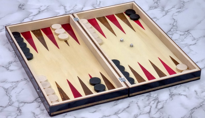 Set de Table și Dame 100% din România din Lemn Natural de Fag Lucrat cu Mâna Liberă, 44×44 cm, Negru cu Alb