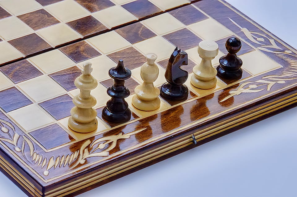 Set Șah și Table din Lemn de Fag Lucrat Manual, 26x26 cm (Maro/Alb)