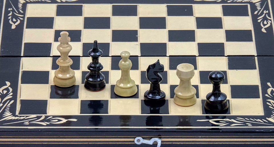 Set Șah și Table din Lemn de Fag Lucrat Manual, 26x26 cm (Negru/Alb)