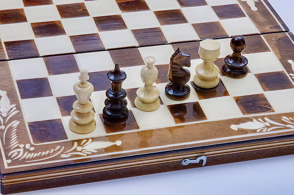 Set Șah și Table din Lemn de Fag Lucrat Manual, 32x32 cm (Maro/Alb)