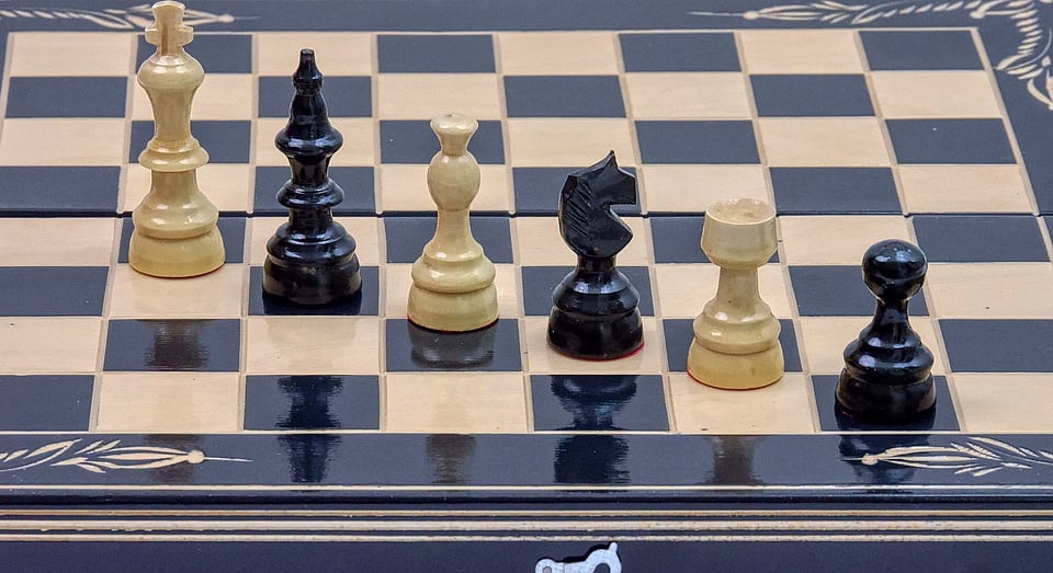 Set Șah și Table din Lemn de Fag Lucrat Manual, 38x38 cm (Negru/Alb)