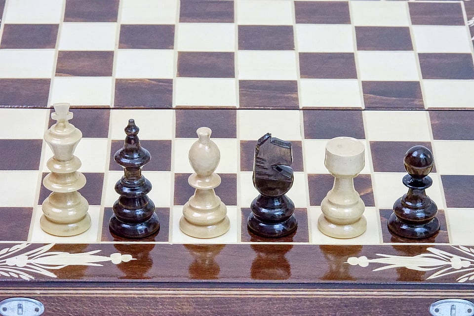 Set Șah și Table din Lemn de Fag Lucrat Manual, 44x44 cm (Maro/Alb)