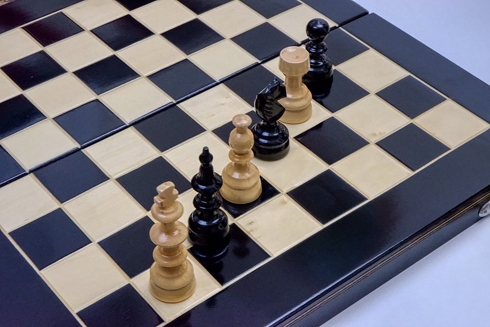 Set Șah și Table Clasic din Lemn de Fag, Lucrat Manual, 44×44 cm (Negru/Alb)