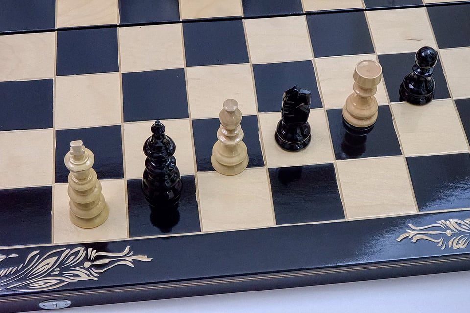 Set Șah și Table din Lemn de Fag Lucrat Manual, 65x65 cm (Negru/Alb)