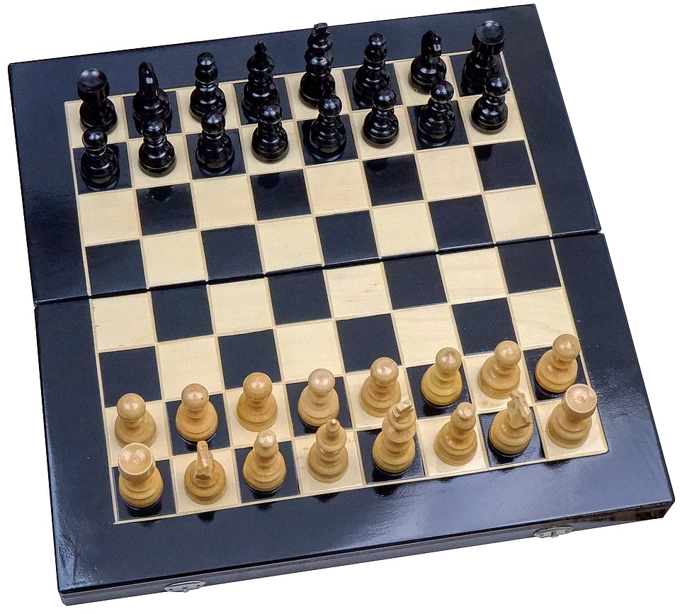 Set Șah și Table Clasic din Lemn de Fag, Lucrat Manual, 44×44 cm (Negru/Alb)