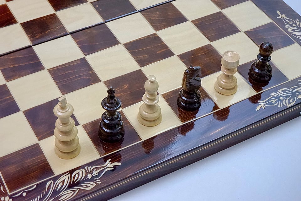 Set Șah și Table din Lemn de Fag Lucrat Manual, 65x65 cm (Maro/Alb) - imaginea 5