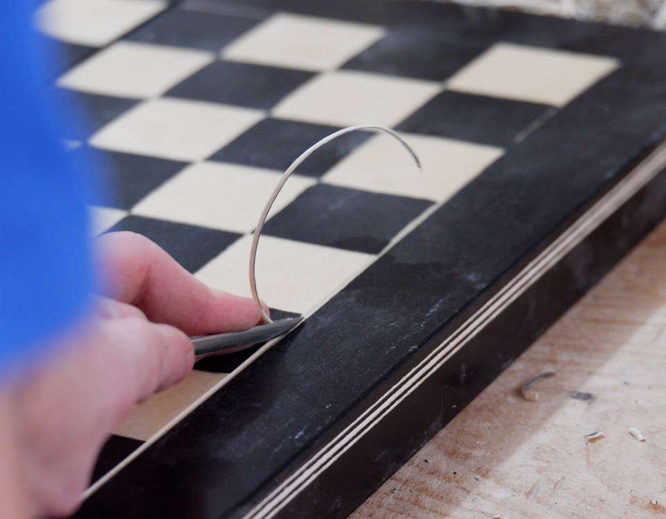 Gravura florală românească: simboluri, semnificații și cum prind viață pe lemn